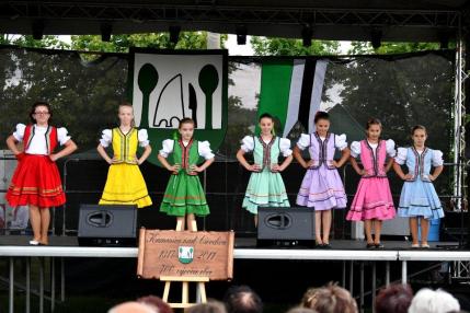 Žiačky Základnej školy pri tanci Žiačky Základnej školy pri tanci
