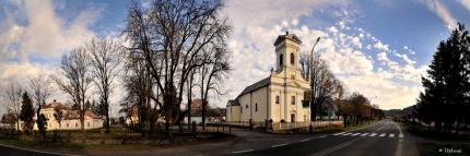 Panoramatický pohľad na kaštieľ a kostol Panoramatický pohľad na kaštieľ a kostol