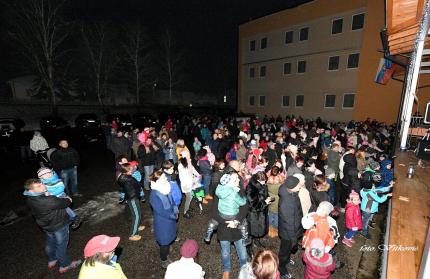 Pred kultúrnym domom vládla živá atmosféra Pred kultúrnym domom vládla živá atmosféra