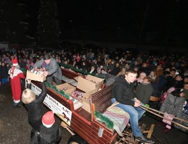 Aj tohto roku priniesol Mikuláš balíčky so sladkos Aj tohto roku priniesol Mikuláš balíčky so sladkos